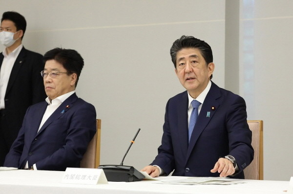 아베 신조(오른쪽) 일본 총리가 28일 사의표명을 앞두고 공식일정을 강행했다. 일본 최장수 총리 기록을 세웠지만 국내외에서 장기 집권 피로감을 불러일으키며 쓸쓸한 퇴장에 머물고 말았다./사진출챠=일본 총리관저 홈페이지