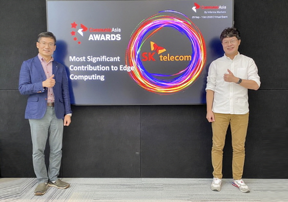 SKT가 ‘CommunicAsia Award 2020’에서 ‘에지 컴퓨팅 최고 기여’ 부문을 수상했다. 5GX Cloud Labs의 이동기 PL(오른쪽)과 신상호 매니저가 수상식에 참여했다.