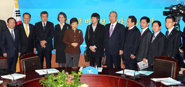 지난 2011년 12월 당시 이준석(가운데) 클라세스튜디오 대표가 한나라당 박근혜 비상대책위원장이 주재한 여의도 한나라당사에서 열린 첫 비대위 회의에 참석하고 있다.[사진=연합뉴스]