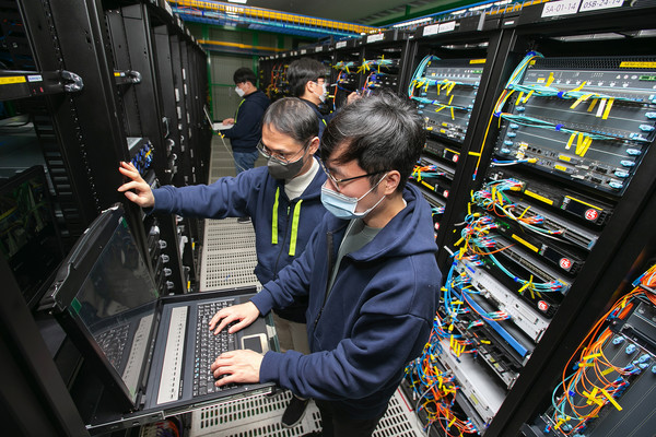 서울 목동 KT IDC에 위치한 케이뱅크 IT센터에서 케이뱅크 Tech본부 직원들이 IT 장비를 점검하고 있다. [사진=케이뱅크]