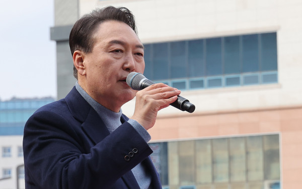 윤석열 국민의힘 대선 후보가 22일 충남 홍성군 내포신도시에서 유세 연설을 하고 있다. [사진=연합뉴스]