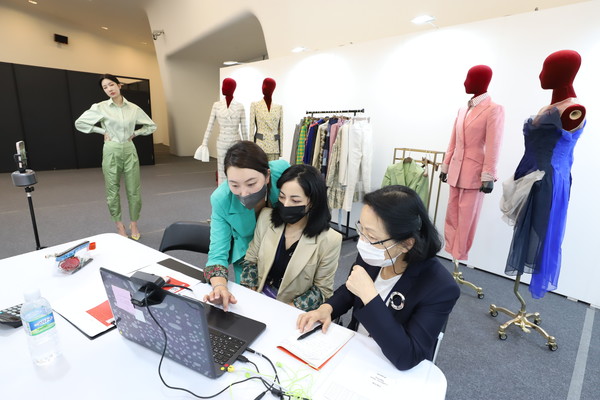 지난해 10월 개최한 ‘패션코드 2022 S/S’에서 해외 바이어를 대상으로 온라인 화상상담을 진행하고 있다. [사진=한국콘텐츠진흥원]