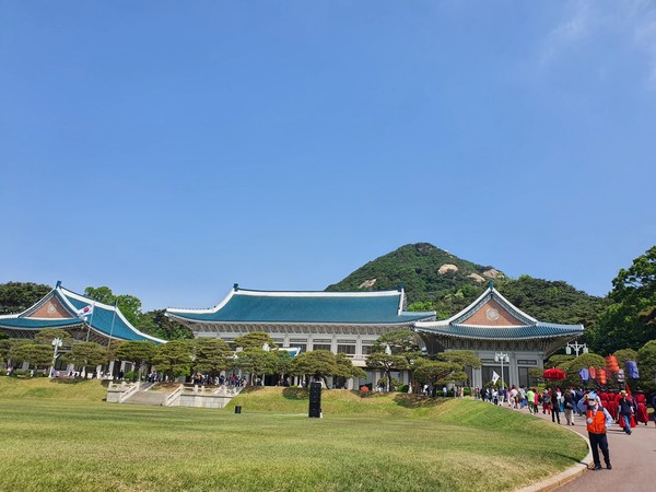 청와대 본관 앞 펼쳐진 대정원 [사진=김혜진 기자]