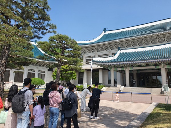 청와대 본관 앞에서 시민들이 사진을 촬영하고 있다. 청와대 본관은 1991년 전통 궁궐 건축 양식을 바탕으로 신축됐다. [사진=김혜진 기자]