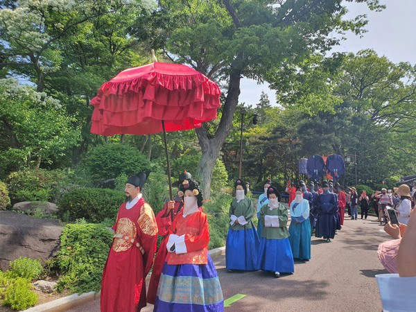 청와대 경내에서 조선의 왕과 왕비와 함께 경복궁 후원을 걷는 '왕가의 산책' 공연이 진행되고 있다. [사진=김혜진 기자]