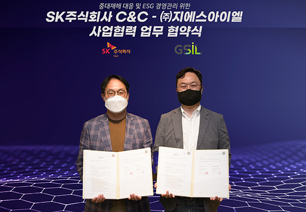 SK C&C는 지에스아이엘과 'ESG 플랫폼 기반 구독형 현장 안전관리 솔루션 사업 협력 MOU'를 체결했다. 이상국 SK C&C ICT Digital부문장(왼쪽)과 이정우 지에스아이엘 대표가 MOU 체결 후 기념 촬영을 하는 모습. [사진=SK C&C]