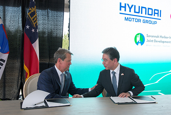 조지아주 브라이언 켐프(Brian Kemp) 주지사(왼쪽)과 현대자동차 장재훈 사장이 투자협약에 서명후 악수하는 모습.