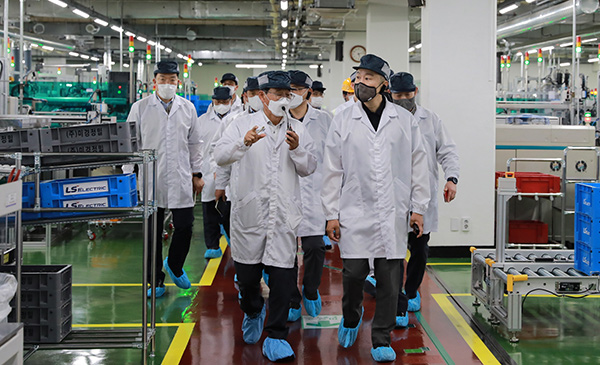 구자은 LS그룹 회장(오른쪽)이 지난 25일 LS일렉트릭 청주사업장에서 세계등대공장으로 선정된 스마트공장 생산라인을 살펴보고 있다.(사진=LS그룹)