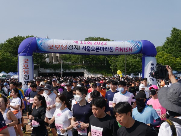 .신종 코로나바이러스 감염증(코로나19)으로 멈춰선 경제성장의 엔진을 다시 가동시키자는 취지로 열린 '2022 굿모닝경제 서울오픈마라톤'이 12일 오전 서울 한강시민공원 잠실지구 청소년광장에서 진행됐다. 굿모닝경제와 서울STV 주최로 열린 이번 대회에는 3500여명의 경제인과 시민들이 참가해 성황리에 개최됐다. 마라톤 대회 참가자들이 힘차게 출발하고 있다. [사진=굿모닝경제]