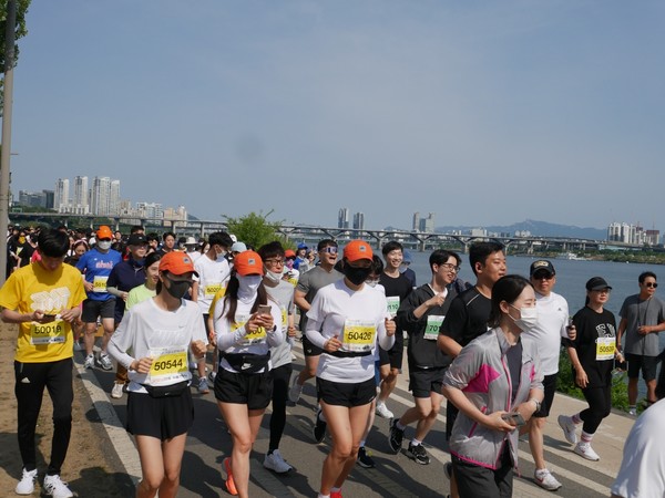 신종 코로나바이러스 감염증(코로나19)으로 멈춰선 경제성장의 엔진을 다시 가동시키자는 취지로 열린 '2022 굿모닝경제 서울오픈마라톤'이 12일 오전 서울 한강시민공원 잠실지구 청소년광장에서 진행됐다. 굿모닝경제와 서울STV 주최로 열린 이번 대회에는 3500여명의 경제인과 시민들이 참가해 성황리에 개최됐다. 마라톤 대회 참가자들이 한강을 따라 힘차게 달리고 있다. [사진=굿모닝경제]