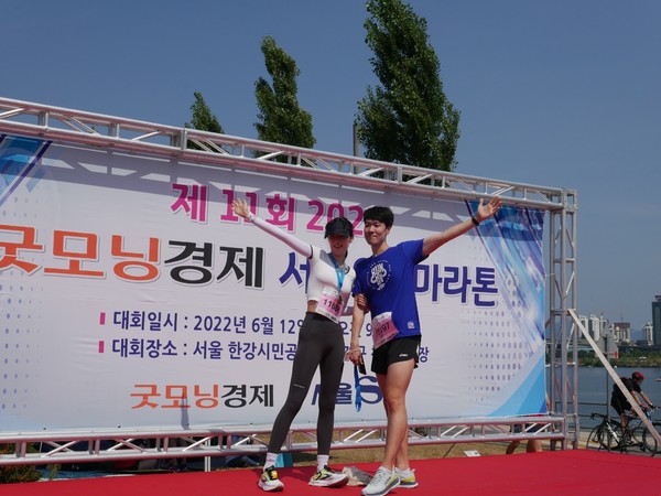 신종 코로나바이러스 감염증(코로나19)으로 멈춰선 경제성장의 엔진을 다시 가동시키자는 취지로 열린 '2022 굿모닝경제 서울오픈마라톤'이 12일 오전 서울 한강시민공원 잠실지구 청소년광장에서 진행됐다. 굿모닝경제와 서울STV 주최로 열린 이번 대회에는 3500여명의 경제인과 시민들이 참가해 성황리에 개최됐다. 마라톤 대회 참가자들이 힘차게 출발에 팡서 기념촬영을 하고 있다. [사진=굿모닝경제]