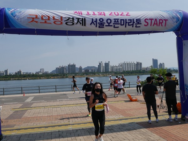 신종 코로나바이러스 감염증(코로나19)으로 멈춰선 경제성장의 엔진을 다시 가동시키자는 취지로 열린 '2022 굿모닝경제 서울오픈마라톤'이 12일 오전 서울 한강시민공원 잠실지구 청소년광장에서 진행됐다. 굿모닝경제와 서울STV 주최로 열린 이번 대회에는 3500여명의 경제인과 시민들이 참가해 성황리에 개최됐다. 대회 참가자들이 대회 코스를 완주한 뒤 결승선으로 속속 들어오고 있다. [사진=굿모닝경제]