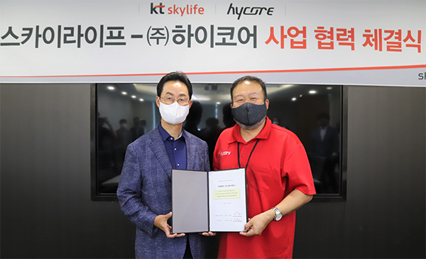 KT스카이라이프 김철수(왼쪽) 사장과 하이코어 박동현 대표가 협약을 체결후 기념 촬영하고 있다.[사진=KT스카이라이프]