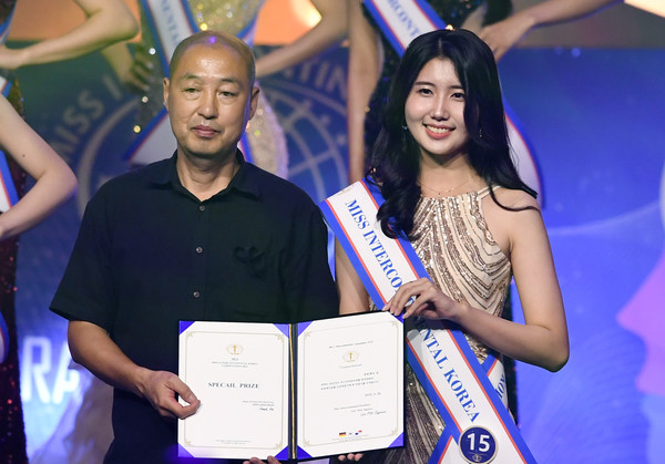 26일 서울 여의도 콘래드 호텔 그랜드볼룸에서 열린 ‘2022년 미스인터콘티넨탈 코리아’ 결선에서 15번 참가자 박수진(오른쪽)씨가 포토제닉상을 수상했다. [사진=스포츠서울]