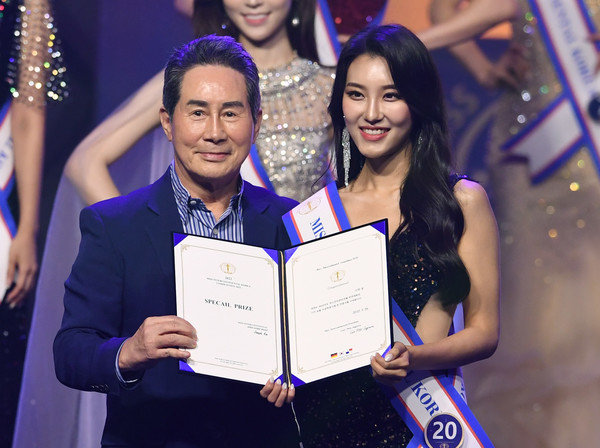 26일 서울 여의도 콘래드 호텔 그랜드볼룸에서 열린 ‘2022년 미스인터콘티넨탈 코리아’ 결선에서 20번 참가자 황승아(오른쪽)씨가 스타상을 수상했다. [사진=스포츠서울]