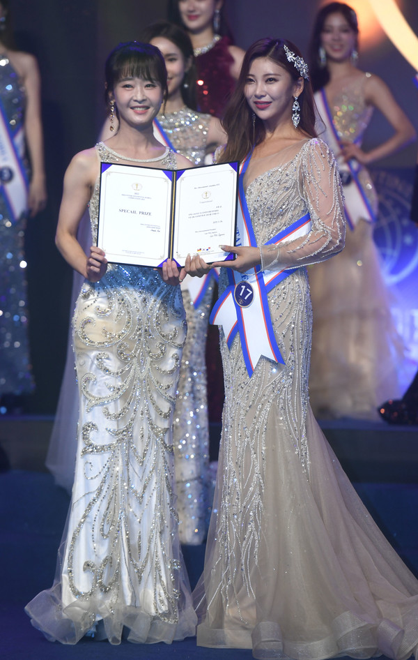 26일 서울 여의도 콘래드 호텔 그랜드볼룸에서 열린 ‘2022년 미스인터콘티넨탈 코리아’ 결선에서 17번 참가자 곽비채씨(오른쪽)가 우정상을 수상했다.
