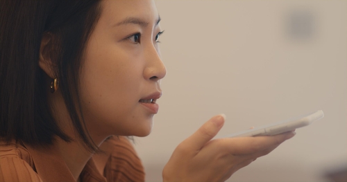 삼성전자 DS부문 직원이 AI 앱을 이용해 목소리를 녹음하고 있다. [사진=삼성전자]