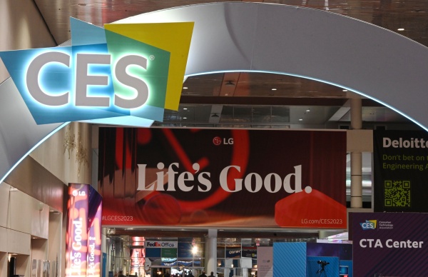 LG전자는 미국 라스베이거스 컨벤션센터(LVCC)에 ‘Life’s Good(라이프스굿)’을 소개하는 광고판을 설치해 전 세계 관람객을 맞이하고