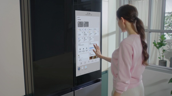 삼성전자 모델이 '비스포크 냉장고 패밀리허브 플러스'를 사용하고 있는 모습. [사진=삼성전자]