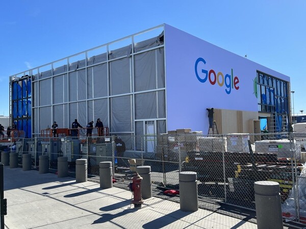 2일 라스베이거스 컨벤션센터 바로 앞에 마련되고 있는 구글 전시장 모습. [사진=연합뉴스]