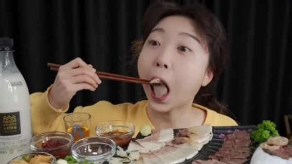 '바다의 로또' 밍크고래 먹방한 유튜버에 누리꾼 뭇매