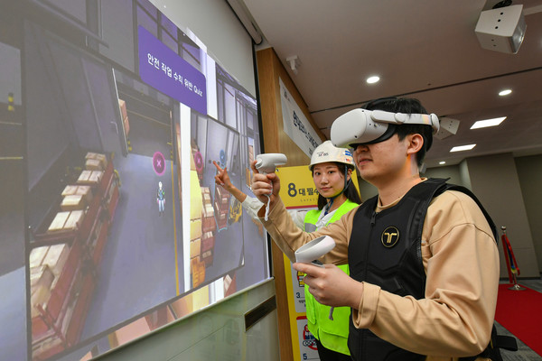 현대모비스 임직원들이 가상현실(VR) 장비를 착용해 사고 상황을 체험하고 안전교육을 받고 있는 모습. [사진=현대모비스]
