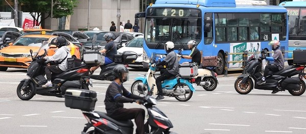 사진은 지난해 6월 28일 서울 시내의 한 교차로를 통과하는 오토바이들 [사진=연합뉴스]