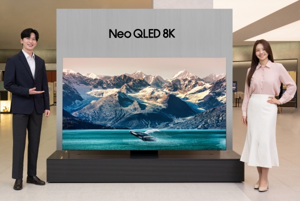 모델이 서울 대치동에 위치한 삼성 디지털프라자 대치본점에서 2023년형 '네오 QLED 8K' 85인치 제품을 선보이는 모습. [사진=삼성전자]