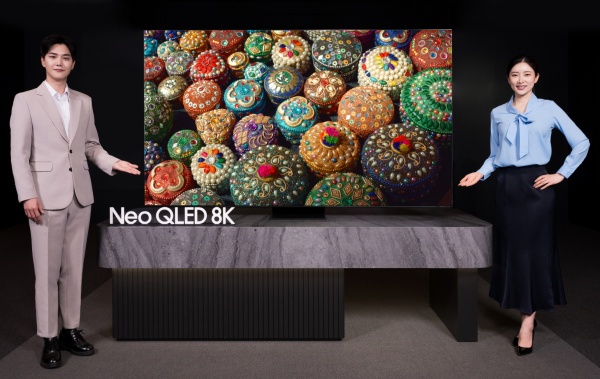 모델이 '네오 QLED 8K' 2023년형 신제품을 소개하고 있는 모습. [사진=삼성전자]