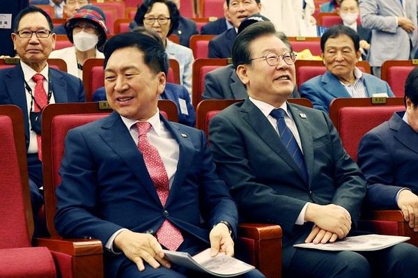 국민의힘 김기현 대표(왼쪽)와 더불어민주당 이재명 대표가 지난달 22일 오전 국회에서 열린 민주화추진협의회 결성 39주년 기념식에 참석하고 있다. [사진=연합뉴스]