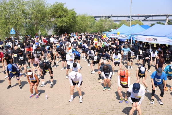 국민건강과 행복 증진을 통해 경제에 활기를 불어넣자는 취지로 열린 '제13회 굿모닝경제 국민행복마라톤'이 17일 오전 서울 한강시민공원 뚝섬지구(수변광장)에서 열렸다. 종합경제지 굿모닝경제가 주최하고 스포테인과 국민체육진흥회가 주관한 이번 대회에는 2000여명의 시민들이 참가해 성황리에 개최됐다. 마라톤 참가자들이 출발에 앞서 준비 운동을 하고 있는 모습. [사진=굿모닝경제]
