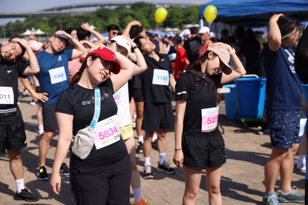 국민건강과 행복 증진을 통해 경제에 활기를 불어넣자는 취지로 열린 '제13회 굿모닝경제 국민행복마라톤'이 17일 오전 서울 한강시민공원 뚝섬지구(수변광장)에서 열렸다. 종합경제지 굿모닝경제가 주최하고 스포테인과 국민체육진흥회가 주관한 이번 대회에는 2000여명의 시민들이 참가하며 성황리에 개최됐다. 마라톤 참가자들이 출발에 앞서 몸을 풀고 있는 모습. [사진=굿모닝경제]