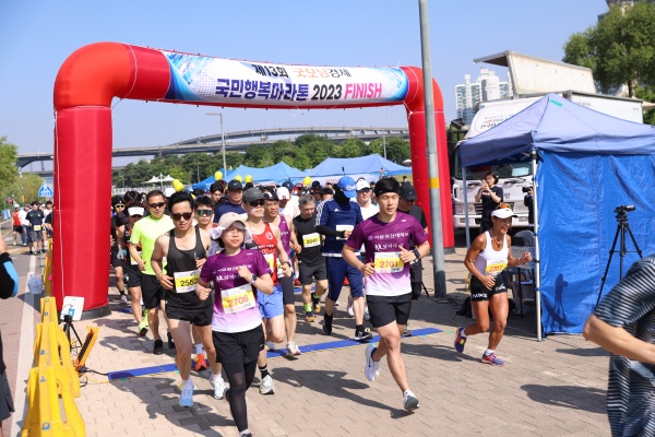 국민건강과 행복 증진을 통해 경제에 활기를 불어넣자는 취지로 열린 '제13회 굿모닝경제 국민행복마라톤'이 17일 오전 서울 한강시민공원 뚝섬지구(수변광장)에서 진행됐다. 종합경제지 굿모닝경제가 주최하고 스포테인과 국민체육진흥회가 주관한 이번 대회에는 2000여명의 시민들이 참가하며 성황리에 개최됐다. 마라톤 참가자들이 출발선에서 힘차게 출발하고 있는 모습. [사진=굿모닝경제]