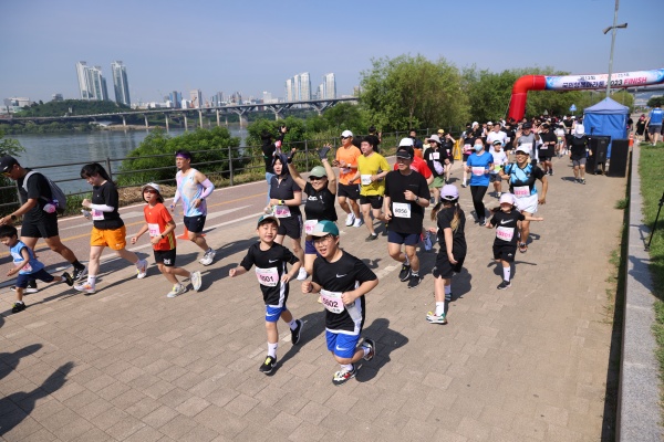 국민건강과 행복 증진을 통해 경제에 활기를 불어넣자는 취지로 열린 '제13회 굿모닝경제 국민행복마라톤'이 17일 오전 서울 한강시민공원 뚝섬지구(수변광장)에서 열렸다. 종합경제지 굿모닝경제가 주최하고 스포테인과 국민체육진흥회가 주관한 이번 대회에는 2000여명의 시민들이 참가해 성황리에 개최됐다. 어린이 참가자들이 힘차게 출발한 모습. [사진=굿모닝경제]