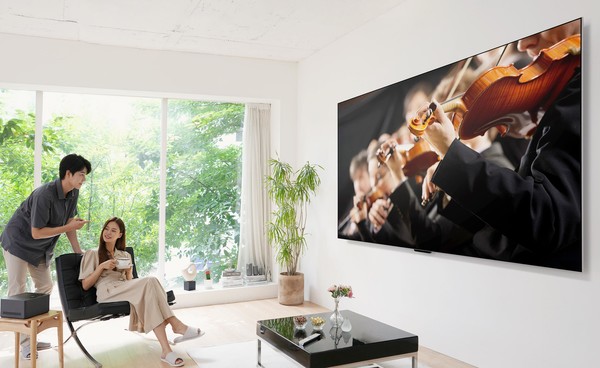 LG전자가 세계 최초 무선 올레드 TV 'LG 시그니처 올레드 M'을 출시한다. 이 제품은 현존 최대 97인치 올레드 TV에 세계 최초 4K·120㎐ 고화질 영상을 무선으로 전송하는 솔루션을 탑재해 TV 주변 복잡한 연결선을 없앴다. [사진=LG전자]