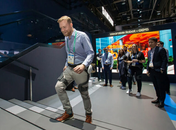2020년 1월 미국 라스베이거스에서 열린 CES 2020에서 관람객이 삼성전자 웨어러블 보행 보조 로봇을 체험하는 모습. [사진=삼성전자]