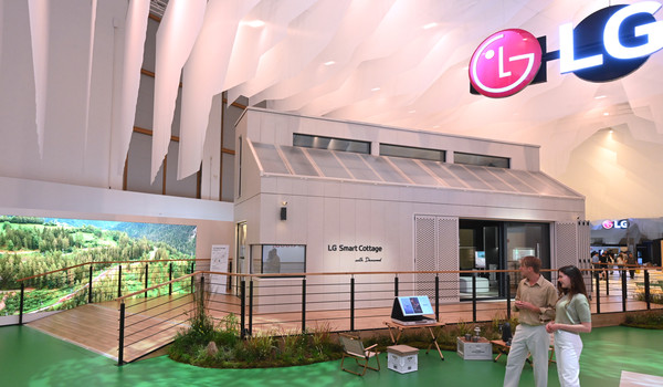 LG전자 전시관 내 LG 지속가능한 마을 입구에서 모델들이 LG 스마트코티지를 소개하고 모습. [사진=LG전자]