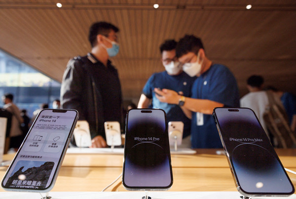 중국 애플 매장에 전시된 아이폰 [사진=연합뉴스]