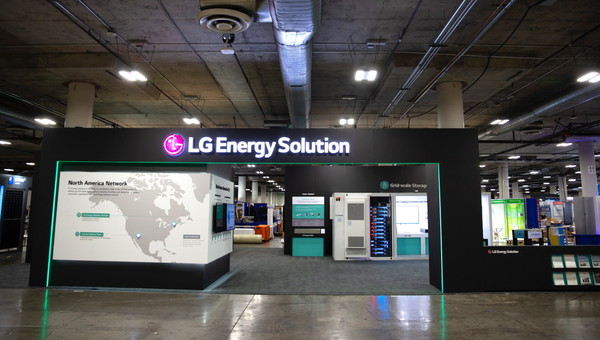 LG에너지솔루션이 최근 미국 최대 신재생 ESS 전시회 'Re+ 2023'에 참가해 ESS 시장 경쟁력 확보를 위한 4대 핵심 사업 전략을 발표했다. 사진은 LG에너지솔루션 'RE+ 2023' 전시 부스. [사진=LG에너지솔루션]