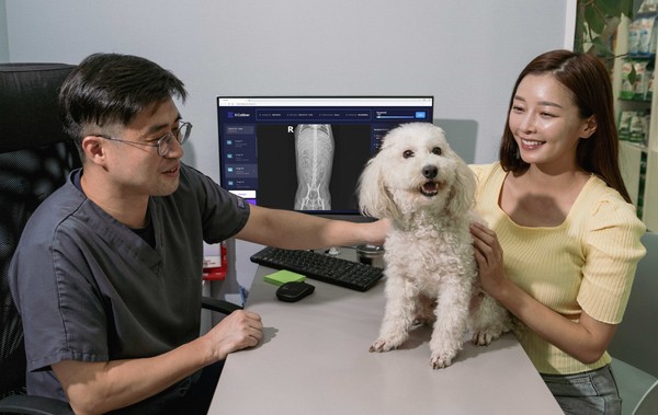 수의사가 엑스칼리버를 활용해 강아지의 엑스레이 사진을 판독하고 진료를 하는 모습. [사진=SK텔레콤]