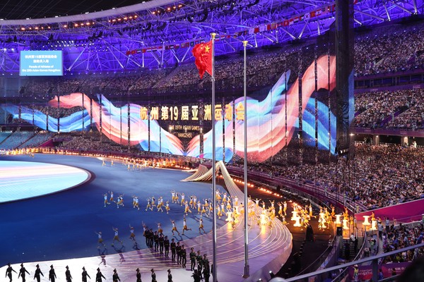 23일 오후 중국 항저우 올림픽 스포츠센터 스타디움에서 열린 2022 항저우 아시안게임 개회식에서 개최국 중국의 오성홍기가 게양되고 있다. [사진=연합뉴스]