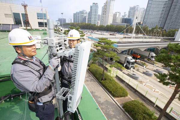KT 네트워크 직원들이 서울 톨게이트 인근에 있는 통신 기지국의 사전 품질 점검을 진행하고 있는 모습 . [사진=KT]