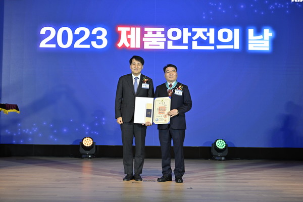 (왼쪽부터)장영진 산업통상자원부 제1차관과 김종필 LG전자 전무가 2023 제품안전의 날 시상식에서 기념촬영을 하고 있다. [사진=LG전자]