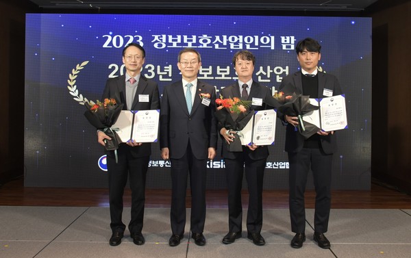 SK온(왼쪽 네 번째)은 지난 6일 서울 여의도 63컨벤션센터에서 열린 '정보보호산업인의 밤' 행사에서 정보보호 공시 우수기업으로 선정돼 이종호 과학기술정보통신부 장관(왼쪽 두 번째)으로부터 '2023 정보보호산업 발전 유공표창'을 수상했다. [사진=SK온]