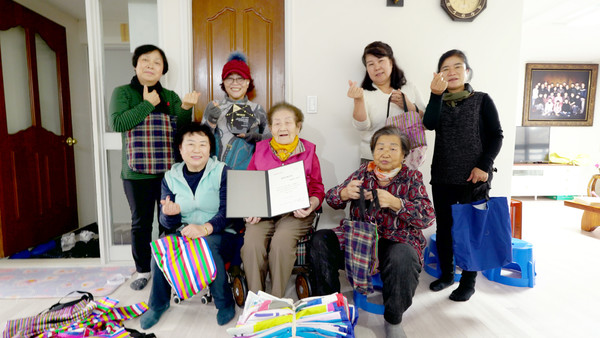 17일 KT그룹 희망나눔재단은 올해 마지막이자 총 19번째 희망나눔인상 수상자로 마산합포 할머니 봉사회를 선정했다고 밝혔다. 마산합포 할머니 봉사회 회원들이 기념 촬영을 하고 있다. [사진=KT]