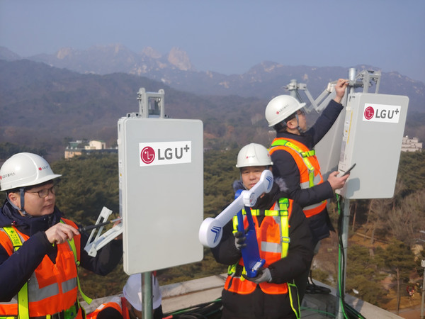 LG유플러스 직원들이 네트워크 장비의 성능을 사전에 점검하고 있다. [사진=LG유플러스]