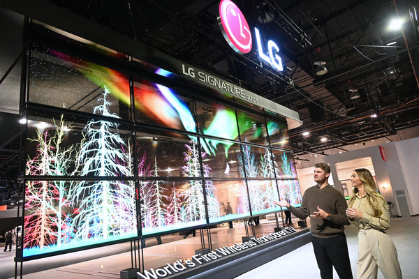 LG전자 모델들이 세계 최초 투명·무선 OLED TV인 'LG 시그니처 올레드 T'를 소개하고 있다. [사진=LG전자]