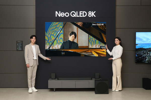 삼성전자 모델이 삼성스토어 대치점에서 네오 QLED 8K TV로 파이니스트 조성진의 8K 라이브 연주 영상을 감상하고 있다.