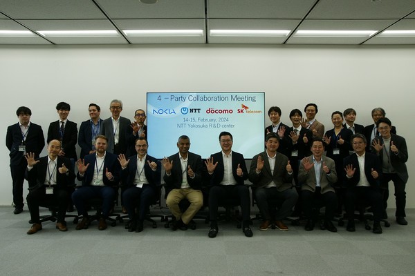 SK텔레콤, NTT도모코, NTT, 노키아 벨연구소 기술 관계자들이 지난 15일 일본 요코스카시 NTT 연구개발(R&D)센터에서 기술 협력 회의에 참석해 기념촬영을 하고 있다. [사진=SK텔레콤]
