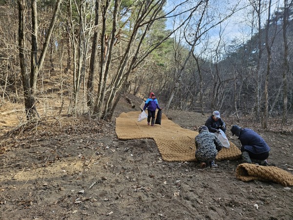 지난 1월 KT&G는 국립생태원과 함께 경북 영양군에 위치한 장구메기 습지 보존 공사를 하고 있다. [사진=KT&G]
